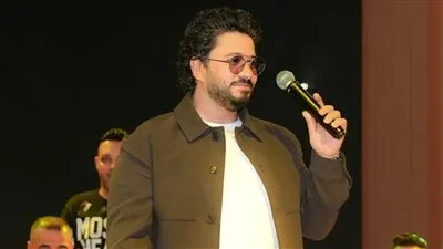 بالصور.. مصطفى حجاج يشعل حفل كامل العدد على شاطئ جدة السعودية