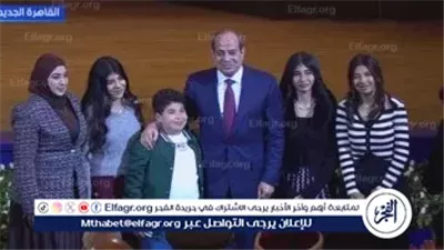 لقطة وفاء في عيد الشرطة.. الرئيس السيسي يتشارك لحظة إنسانية مع أسرة الشهيد رامي هلال