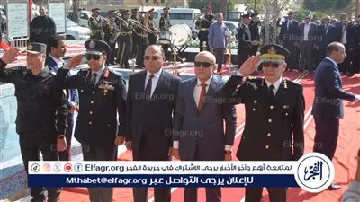 محافظ الأقصر ومدير الأمن يضعان إكليل الزهور على النصب التذكارى لشهداء الشرطة والجيش احتفالًا بعيد الشرطة الـ74