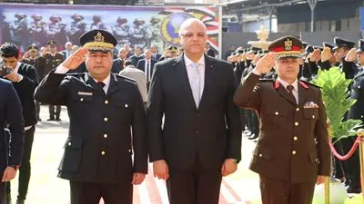 محافظ القليوبية يضع إكليلًا من الزهور على النصب التذكاري لشهداء الشرطة