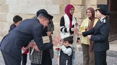 رجال الشرطة يحتفلون مع المواطنين بالذكرى الـ74 لعيد الشرطة في الشوارع