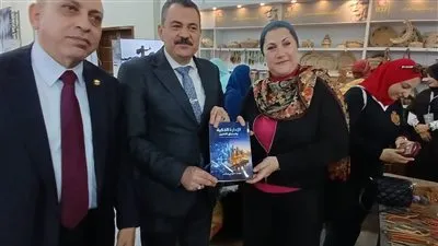 رئيسة المجلس القومي للطفولة والأمومة تتفقد جناح المجلس بمعرض القاهرة الدولي للكتاب