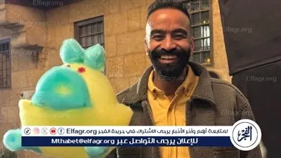 ابتسامة في زحمة التصوير.. محمود الليثي يحكي حكاية إنسانية من قلب شارع المعز