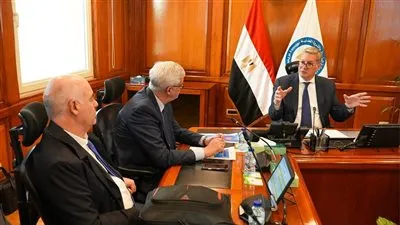 وزير البترول يبحث مع 