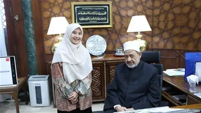 شيخ الأزهر يستقبل الطالبة الإندونيسية «ييلي» ويمنحها فرصة استكمال دراسة الماجستير