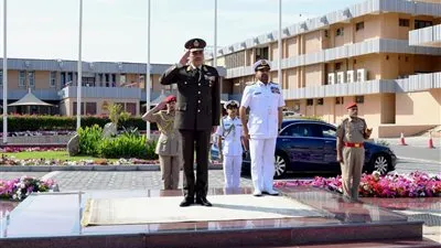 رئيس أركان حرب القوات المسلحة يعود إلى أرض الوطن عقب إنتهاء زيارته الرسمية إلى سلطنة عُمان