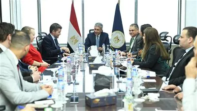 وزير السياحة والآثار يجتمع مع المدير المالي لشركة طيران Wizz Air وقيادات الشركة