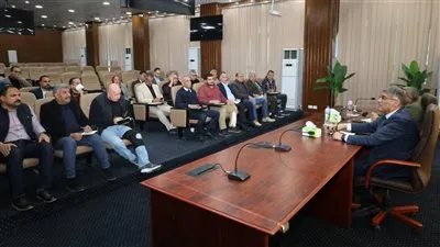 محافظ الجيزة يبحث مع رؤساء الأحياء الارتقاء بمستوى النظافة والمظهر الحضاري