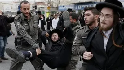 عاجل- مواجهات عنيفة في تل أبيب بعد احتجاجات الحريديم على قانون التجنيد الإجباري