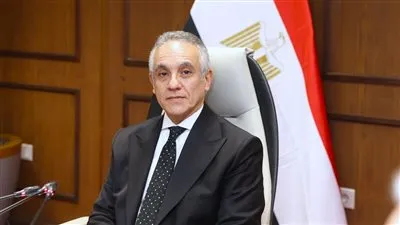 بعد أدائه اليمين الدستورية وزير العدل يصل إلى مقر الوزارة ويباشر مهام عمله بالاجتماع مع مساعديه