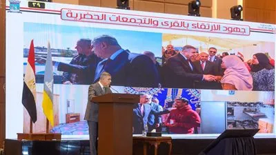 محافظ الإسكندرية يستعرض خطط ومشروعات المحافظة خلال فعاليات منتدى جسر التواصل