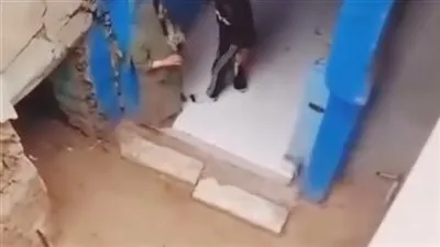 ضبط شاب لتعديه على والدته وحيازته سلاح أبيض بعد تداول فيديو على فيس بوك