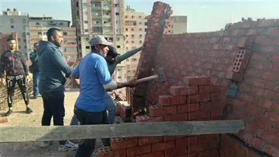 محافظ الدقهلية يتابع إزالة الحوائط الحاملة والأعمدة بالدور الثامن بحوض الحرم بطلخا لعدم وجود ترخيص بناء