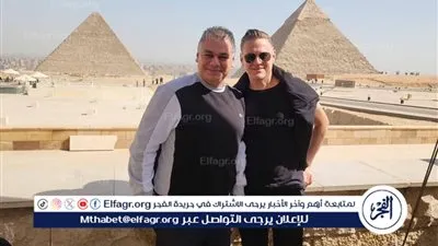 عاجل- الفنان العالمي براين آدمز يزور أهرامات الجيزة مع أسرته ويشيد بعظمة الحضارة المصرية خلال جولة سياحية مميزة