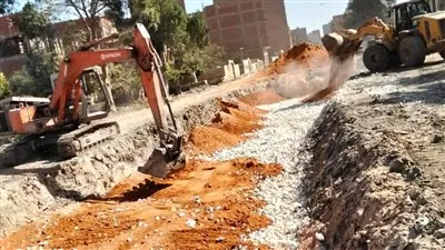محور مروري جديد بالجيزة..تطهير ترعة الحفرية بالبراجيل والإحلال بالتربة الزلطية تمهيدًا للرصف