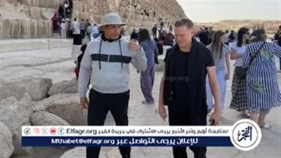 سحر الحضارة يخطف قلب براين آدمز.. نجم الروك العالمي يتجول بين الأهرامات وأبو الهول في زيارة استثنائية لمصر