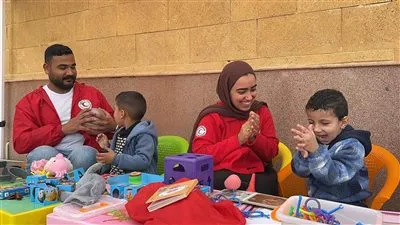 فرق الهلال الأحمر تنتشر على معبر رفح واستقبال وتوديع الدفعة الـ 13 من الأشقاء الفلسطينيين