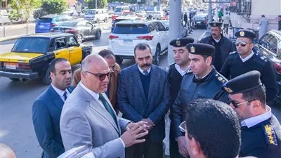 محافظ الإسكندرية يتابع ميدانيًا سيولة الحركة المرورية ويوجه بتكثيف الحملات الرقابية لضبط الأسعار بالأسواق
