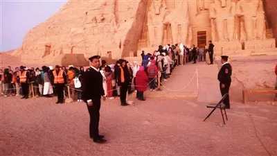 أكثر من 2000 سائح يشهدون تعامد الشمس على وجه الملك رمسيس الثانى بأبو سمبل اليوم الأحد 22 فبراير 2026