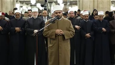 قانتين لله...آلاف المصلين يحيون الليلة الخامسة من رمضان 