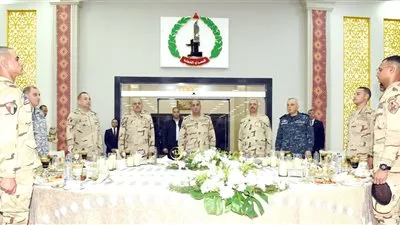 وزير الدفاع والإنتاج الحربى يشارك عددًا من مقاتلى القوات المسلحة بقيادة الجيش الثانى الميدانى تناول وجبة الإفطار