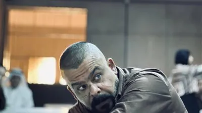 منذر رياحنة يوضح حقيقة صورته داخل المستشفى: إصابة خلال تصوير أبطال الرمال ولا علاقة لأي عمل آخر