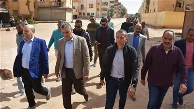 محافظ أسوان يقود حملة مكبرة بسوق السيل لرفع الإشغالات وتشميع المحال المخالفة