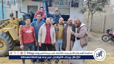 على نفقتهم الخاصة.. شباب قرية الروضة يقودون مبادرة لصيانة الطريق الرابط بينهم ومنشأة الجمال بالفيوم 