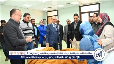رئيس جامعة أسيوط يزور طالبات الجامعة الأهلية المصابات في حادث انقلاب سيارة بالمستشفى 