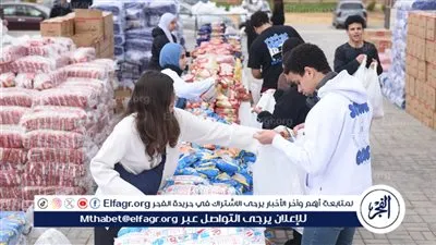 طلاب الجامعة الأمريكية بالقاهرة يجهزون 6000 كرتونة مواد غذائية لرمضان