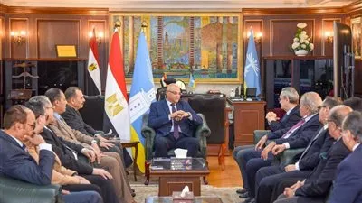لبحث سبل تعزيز التعاون المشترك.. محافظ الإسكندرية يجتمع بأعضاء مجلس إدارة جمعية رجال الأعمال