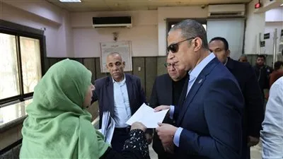 محافظ الجيزة يفاجئ المراكز التكنولوجية في الوراق ومنشأة القناطر بالوقوف على شباك المعاملات للتأكد من انجاز طلبات المواطنين