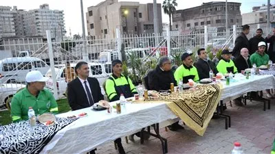 محافظ الدقهلية يشارك عمال النظافة حفل الإفطار السنوي بحديقة حي شرق تقديرًا لجهودهم 