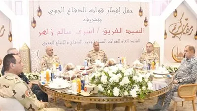  وزير الدفاع والإنتاج الحربى يلتقى مقاتلى قوات الدفاع الجوى ويشاركهم تناول وجبة الإفطار