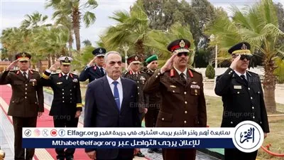 محافظ الإسماعيلية يضع إكليلًا من الزهور على النصب التذكاريِّ لشهداء الجيش الثاني الميداني