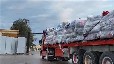 الهلال الأحمر يُطلق القافلة 152 بحمولة 3،680 طنًا من المساعدات الغذائية والإغاثية والشتوية