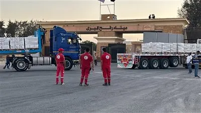 الهلال الأحمر يدفع بأكثر 86 ألف سلة غذائية ومساعدات شتوية عبر قافلة «زاد العزة» 151