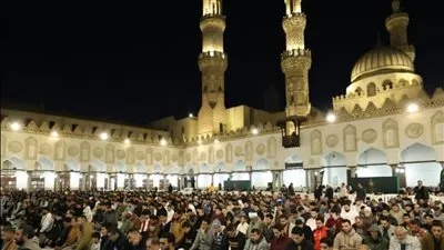 في أولى الليالي الوترية لرمضان.. الآلاف يؤدون صلاتي العشاء والتراويح بالجامع الأزهر