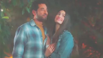 عمرو سعد وتارا عماد يغنيان «حاجة غريبة» لعبدالحليم حافظ وشادية في الحلقة 22 من «إفراج»