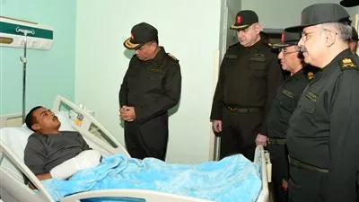 الفريق أشرف سالم زاهر القائد العام للقوات المسلحة وزير الدفاع والإنتاج الحربى يزور عدد من المصابين بمجمع الجلاء الطبى للقوات المسلحة