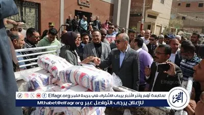 محافظ المنيا يتفقد مخزنًا لتعبئة السلع الغذائية وقافلة تموينية بقرية بني عبيد