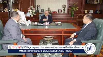 محافظ بني سويف مع مسؤولي بنك القاهرة دعم تمكين المرأة والشمول المالي