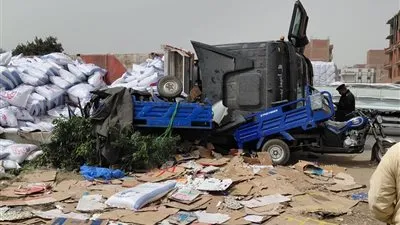 مصرع شخص وإصابة آخر في انقلاب تريلا على تروسيكلين بطريق مصر الإسكندرية الزراعي ببنها