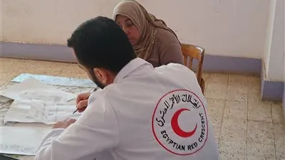 قوافل الهلال الأحمر الطبية تجوب 4 محافظات لتقديم الرعاية الصحية للأهالي