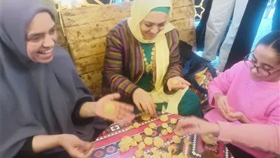 ‏بالمنديل بتاع زمان وأكبر شادر.. سيدات منطقة كوم الشقافة في الإسكندرية يجتمعن لعمل كعك وبسكويت العيد 
