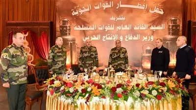  وزير الدفاع والإنتاج الحربى يلتقى مقاتلى القوات الجوية ويشاركهم تناول وجبة الإفطار 