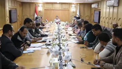 محافظ قنا يستعرض ملف المتغيرات المكانية ويؤكد على إزالة المخالفات ورفع نسب الإنجاز