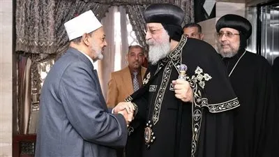 شيخ الأزهر يتلقى اتصالًا هاتفيًا من البابا تواضروس للتهنئة بعيد الفطر المبارك