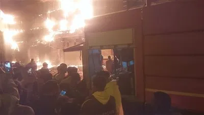 السيطرة على حريق بمحلات تجارية في العجمي دون إصابات