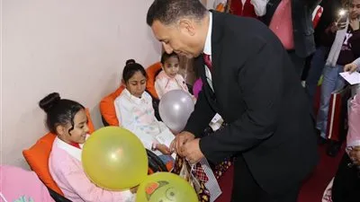 في أول أيام العيد.. محافظ القليوبية يزور مؤسسة البنات بقليوب ويشارك الفتيات فرحتهن